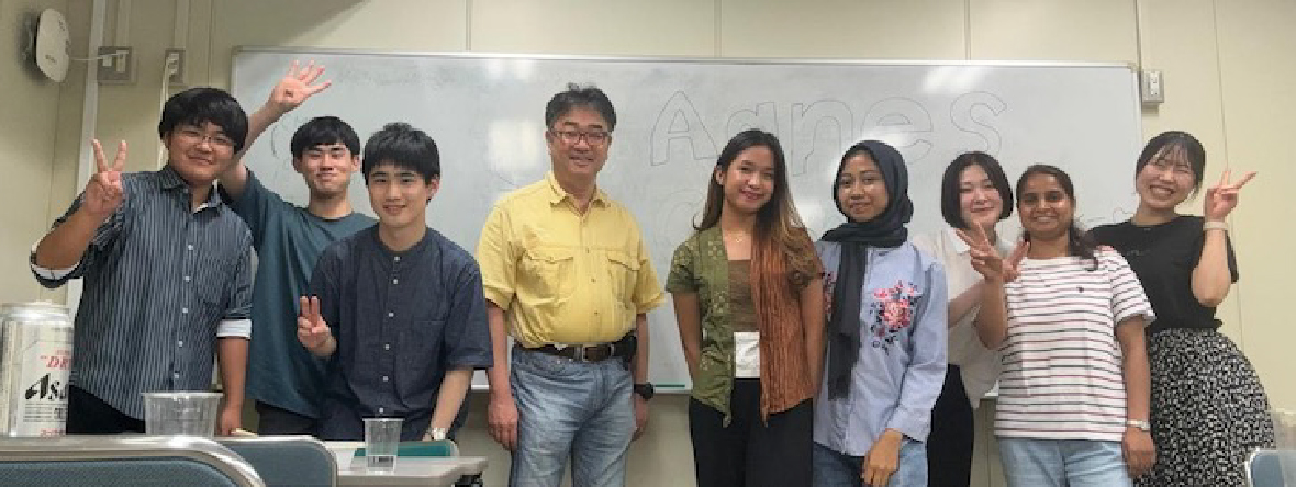 インドネシア大学から３ヶ月のインターンシップとして研究室に来ていたCitra NuralifahとAgnes Riberuの送別会の様子